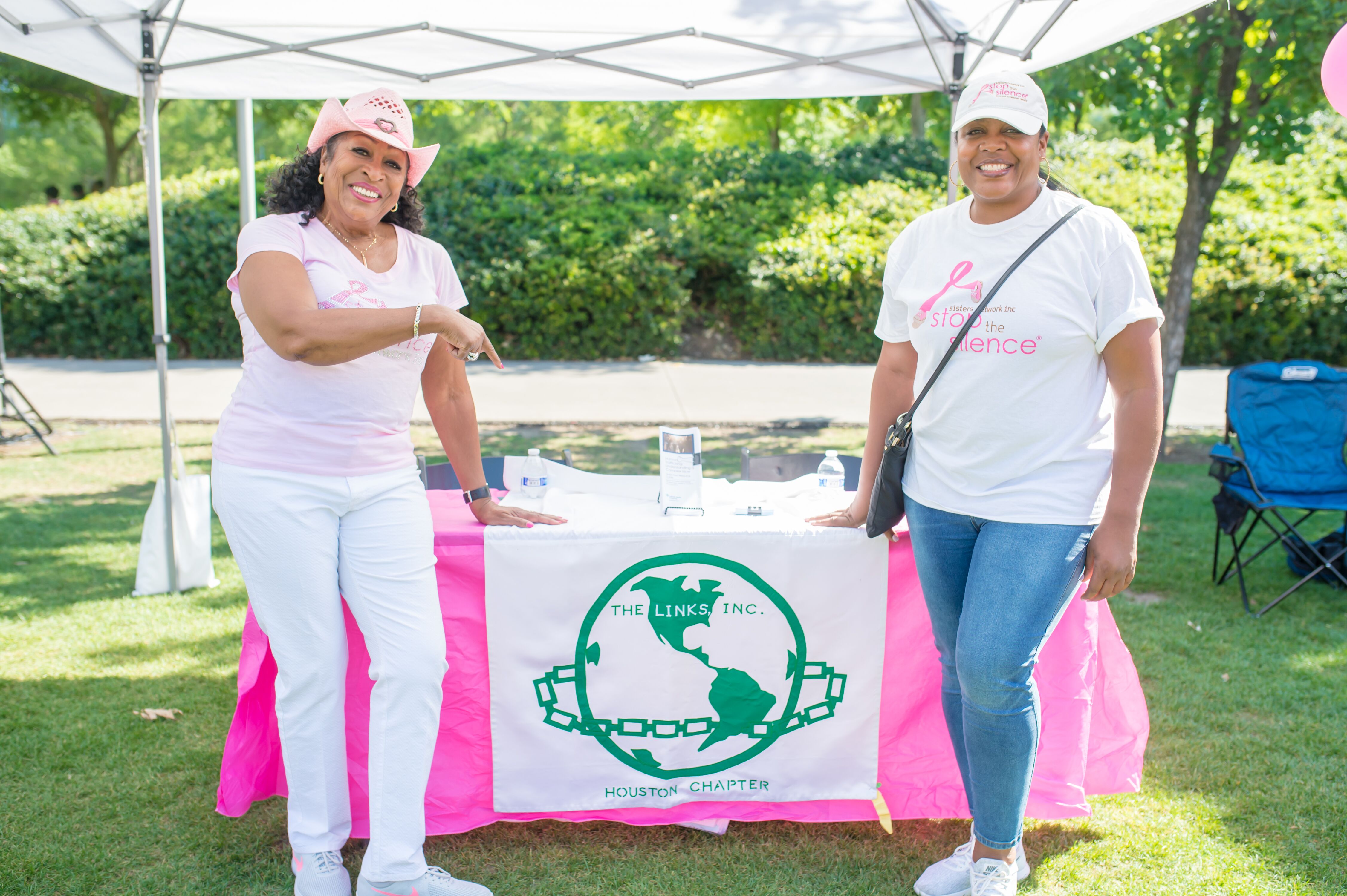 http://sistersnetworkinc.org/photogallery/1114.%20Karen%20&%20Caleen%20with%20links%20table.jpg