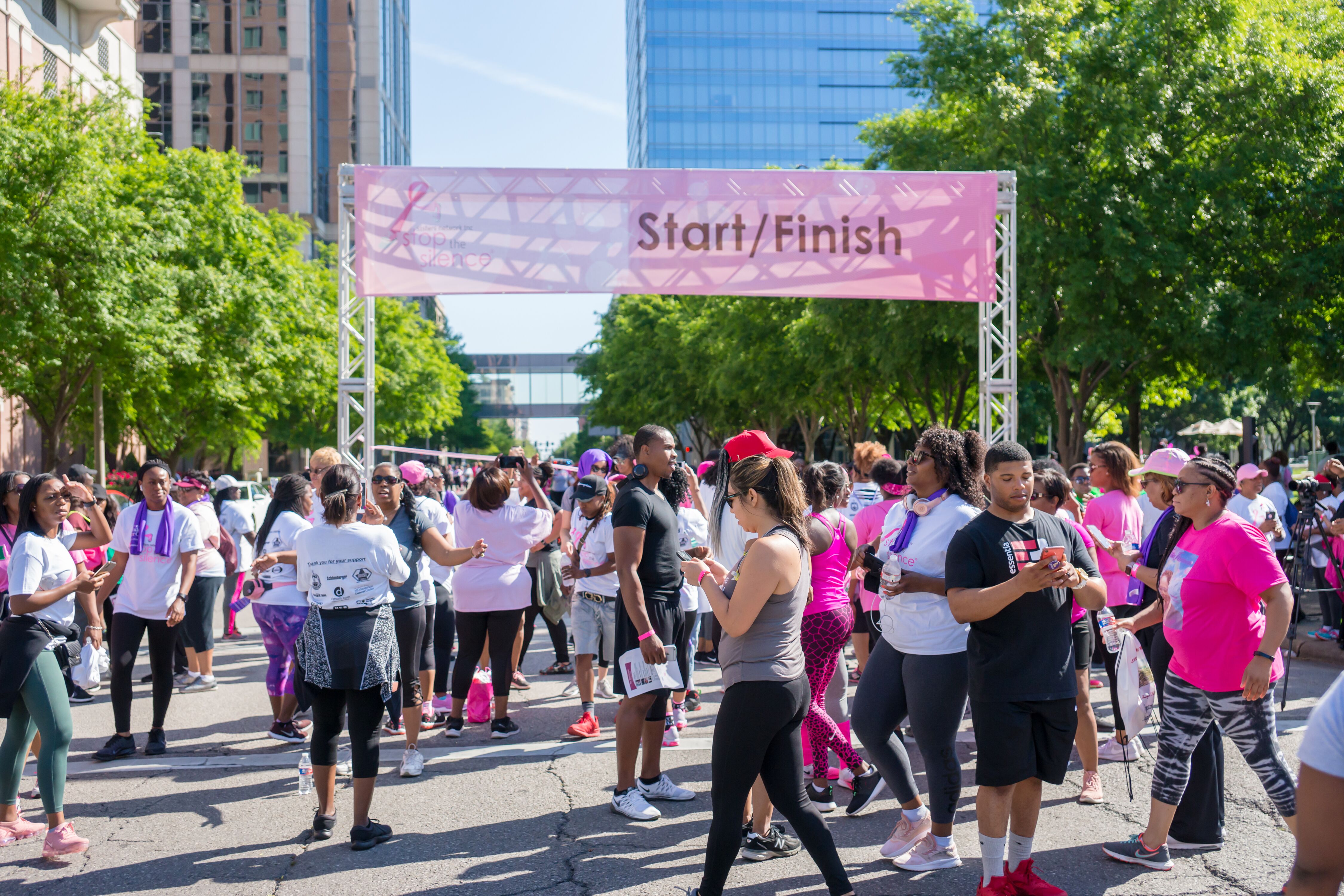 http://sistersnetworkinc.org/photogallery/1208.%20Crowd%20at%20Start.Finishline.jpg